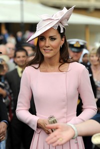 Kate terlihat sangat anggun dengan mengenakan dress dan head piece serba merah muda. Getty Images.