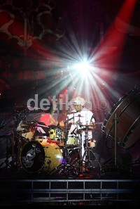 Dalam album tersebut juga diselipkan karya terbaru Ariel selama mendekam di balik jeruji besi, yakni lagu terbarunya yang berjudul Dara.