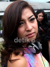 Meski bete, Nikita tetap berusaha tersenyum saat berpose di depan kamera. Gusmun/detikHot.