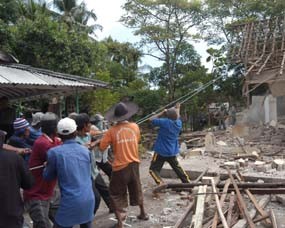 Eksekusi 9 Rumah Warga di Situbondo Diwarnai Protes