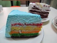 Rainbow cake buatan Souly Butter Kitchen tampak mencolok dengan krim birunya yang dioleskan sangat tebal. Karenanya, cake ini boleh jadi pilihan anda penggila krim dan tak mengenal kata diet. Cake yang moist dan tak terlalu manis ini bisa didapatkan dengan harga Rp. 45.000/slice. (Fitria Rahmadianti/Detikfood)