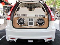 Sang modifikator memusatkan perubahan pada eksterior hingga interior. Beberapa komponen seperti tv, sound sistem, dan mini bar jadi menu utamanya. Luthfi/detikOto.