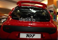 Peugeot 107 tersedia dalam 5 pilihan warna yaitu : Plum, Scarle Red, Electro Blue, Citrus, Yellow, Caldera Black.