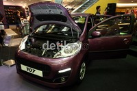 Mobil bertransmisi 2-Tronic dan berkapasitas engine 998 cc ini menghasilkan tenaga 68/6000 rpm dengan torsi 93/3600.