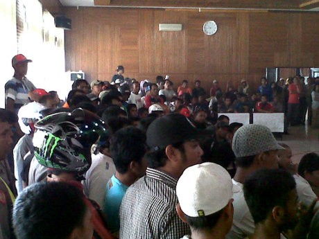 Anggota DPRD Hanura Di-PAW karena Selundupkan Ayam, Ratusan Kader Demo