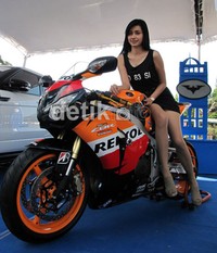 Putri merupakan model di Clas Mild Accelera Auto Contest. M Lutfi/detikOto.