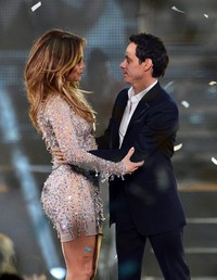 Jennifer mengenakan busana mini berwarna kulit dengan bertaburan kristal, dan balas memeluk mantan suaminya yang menggunakan setelan jas berwarna gelap. Ethan Miller/Getty Images.
