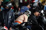 Hujan, Pemotor Meneduh di Kolong Jembatan