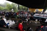 Hujan, Pemotor Meneduh di Kolong Jembatan