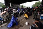 Hujan, Pemotor Meneduh di Kolong Jembatan