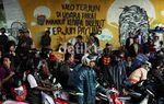 Hujan, Pemotor Meneduh di Kolong Jembatan