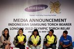 Bambang Pamungkas Bawa Api Obor Olimpiade 2012