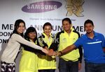 Bambang Pamungkas Bawa Api Obor Olimpiade 2012