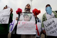 Mahasiswa berdemo di depan Istana Merdeka, Jakarta, Kamis (31/5/2012). Mereka membawa foto salah satu temannya yang meninggal karena diduga menjadi perokok pasif.
