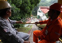 Kereta lori ini menjadi kendaraan utama bila menuju posisi PLTA Kracak di Bogor, menuruni lembah sungai Cianten. Terdapat anak tangga disamping lori namun jarang dipergunakan karena dijamin bikin kaki pegal-pegal.