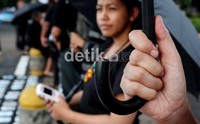 Aksi ini merupakan aksi setiap pekan yang telah memasuki pekan ke-260. Mereka akan terus berdiri setiap Kamis sore hingga di depan Istana Merdeka hingga negara mengadili para pelanggar HAM.