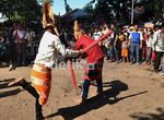 Berpesta Panen dengan Saling Gebuk
