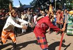 Berpesta Panen dengan Saling Gebuk