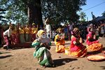 Berpesta Panen dengan Saling Gebuk