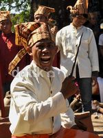 Berpesta Panen dengan Saling Gebuk