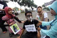 Aksi teatrikal ini menggambarkan seorang perokok berat dibawa ke rumah sakit.