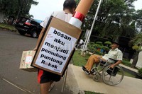 Dalam aksinya, mereka berkeliling area rumah sakit untuk mengumpulkan puntung rokok.