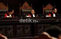 Sidang ini hanya diikuti oleh 3 hakim MK dari total 9 hakim. Selain Yusril, pakar hukum Irman Putra Sidin dan anggota Komisi Yudisial (KY) Djaja Ahmad Jayus turut menjadi saksi dalam kesempatan yang sama.