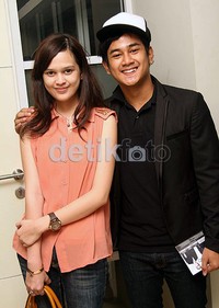 Dwi Andhika dan Mariska berpose bersama saat ditemui di kantor Nagaswara, Jakarta, Rabu (30/5/2012). Gusmun/detikHot.