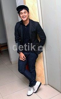 Dwi Andhika berpose dengan gaya casualnya. Gusmun/detikHot.