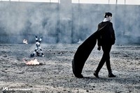 TOP hadir dengan muka dingin dan jubah hitam. Ia seperti Magneto muda dari film X-Men. (YG Entertainment)