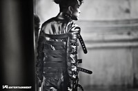 Taeyang terlihat dari belakang dan terlihat misterius. (YG Entertainment)