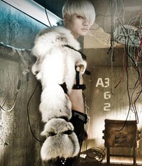Daesung bergaya dengan bulu dan kembali memamerkan perut sixpacksnya. (YG Entertainment)