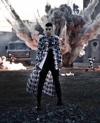 Seungri hadir dengan sebuah ledakan di belakangnya. Rambutnya tak jauh berbeda dengan di album Alive. (YG Entertainment)