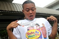 Sule memamerkan kaus film terbarunya, Sule, Ay Need You. Gus Mun/detikcom.