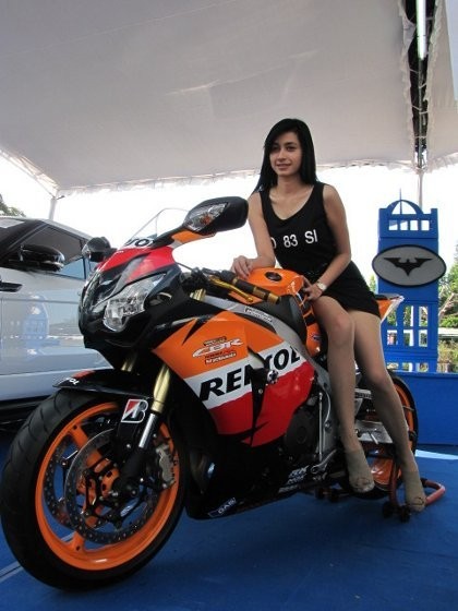 Duh, Si Cantik Putri Keserempet Mobil