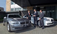 Presiden Direktur BMW Indonesia Ramesh Divyanathan menyerahkan satu unit BMW 730Li dan dua unit BMW 520i kepada Keraton at The Plaza, Jakarta. (dok BMW).