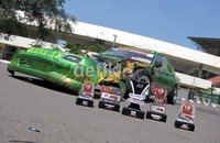 onda Civic Estilo milik Chandra Satrya Ananda berpose dengan sejumlah piala yang diraihnya.