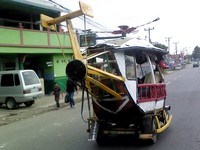 Foto diambil di jalan Rancaekek-Cileunyi, Bandung. Penampakannya mirip mainan helikopter, kemudi pakai setir mobil tapi mesin motor. Foto Galih Anwar AS,