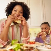 Ingin Anak Anda Makan Sehat? Kasih Contoh Dulu!