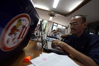 Salah seorang petugas terlihat sibuk mengerjakan input data pemilih tetap.