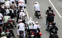 Sebagian besar pengendara motor yang ikut pawai ini tidak menggunakan helm. Mereka meminta pemerintah tegas menghadapi praktik maksiat seperti kasus narkoba dan artis-artis seronok.