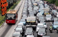 Kendaraan terjebak macet karena konvoi ini.