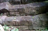 Bebatuan yang tersusun di sekitar lokasi di Gunung Padang, Majenang tersebut merupakan akibat proses fenomena murni pembentukan suatu tubuh bebatuan beku yang berupa Retas Andesit dengan pola struktur kekar kolom akibat adanya tegasan ketika mendingin dan mengkerut sehingga terbentuk pola prisma segi lima, empat, enam maupun delapan. Arbi Anugrah/detikNews.