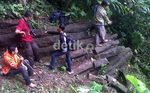 Geolog Teliti Bebatuan di Gunung Padang