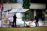 Sejumlah satpam mengikuti pelatihan penanganan teroris di Lapangan Sabasa Polri, Cipinang, Jakarta.