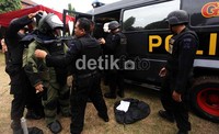 Gegana memasang pakaian anti bom ke salah satu satpam dalam pelatihan penananganan teroris di Lapangan Sabasa Polri, Cipinang, Jakarta.
