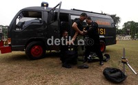 Seorang satpam memakai pakaian anti bom sesaat sebelum mengikuti pelatihan penanganan teroris.
