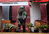 Satpam yang telah mengenakan pakaian anti bom berusaha menjinakkan bom dalam pelatihan di Lapangan Sabasa Polri, Cipinang, Jakarta.