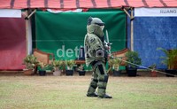 Seorang satpam dilatih menjinakkan bom.