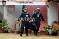 Petugas kepolisian menjinakan bom yang diletakkan oleh teroris saat melakukan simulasi penanganan teroris di Lapangan Sabasa Polri, Cipinang, Jakarta.